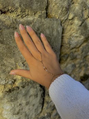 Chaîne de main trois cristaux en acier inoxydable doré avec cristaux blancs et champagne – Thaïs Jewels
